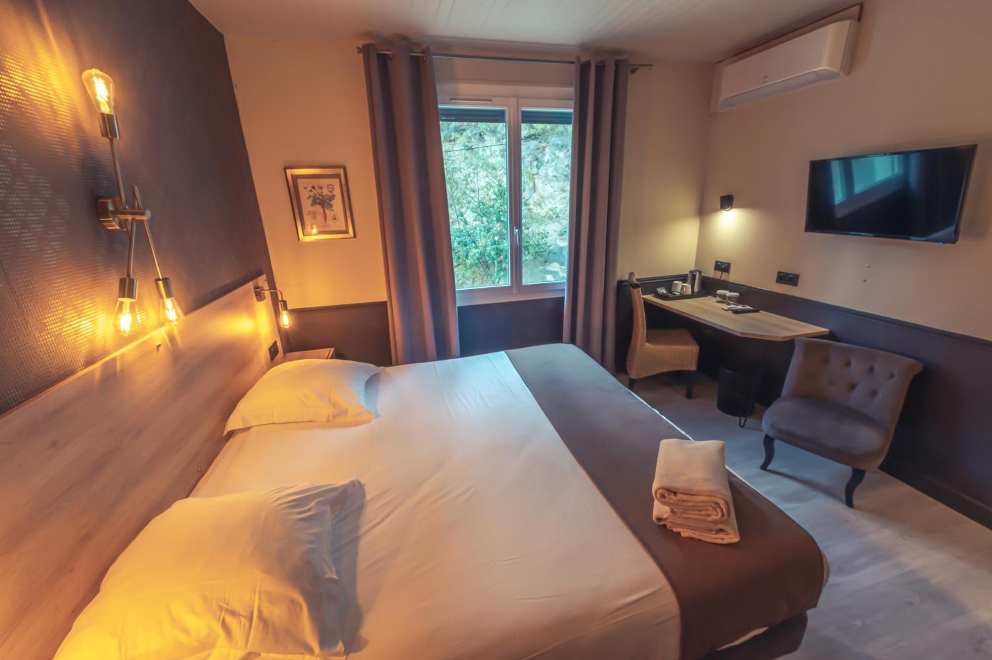 Logis Hotel Restaurant Le Plantevin Propiac ภายนอก รูปภาพ