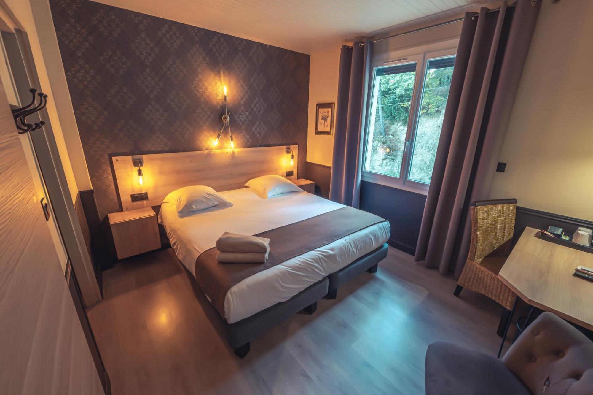 Logis Hotel Restaurant Le Plantevin Propiac ภายนอก รูปภาพ