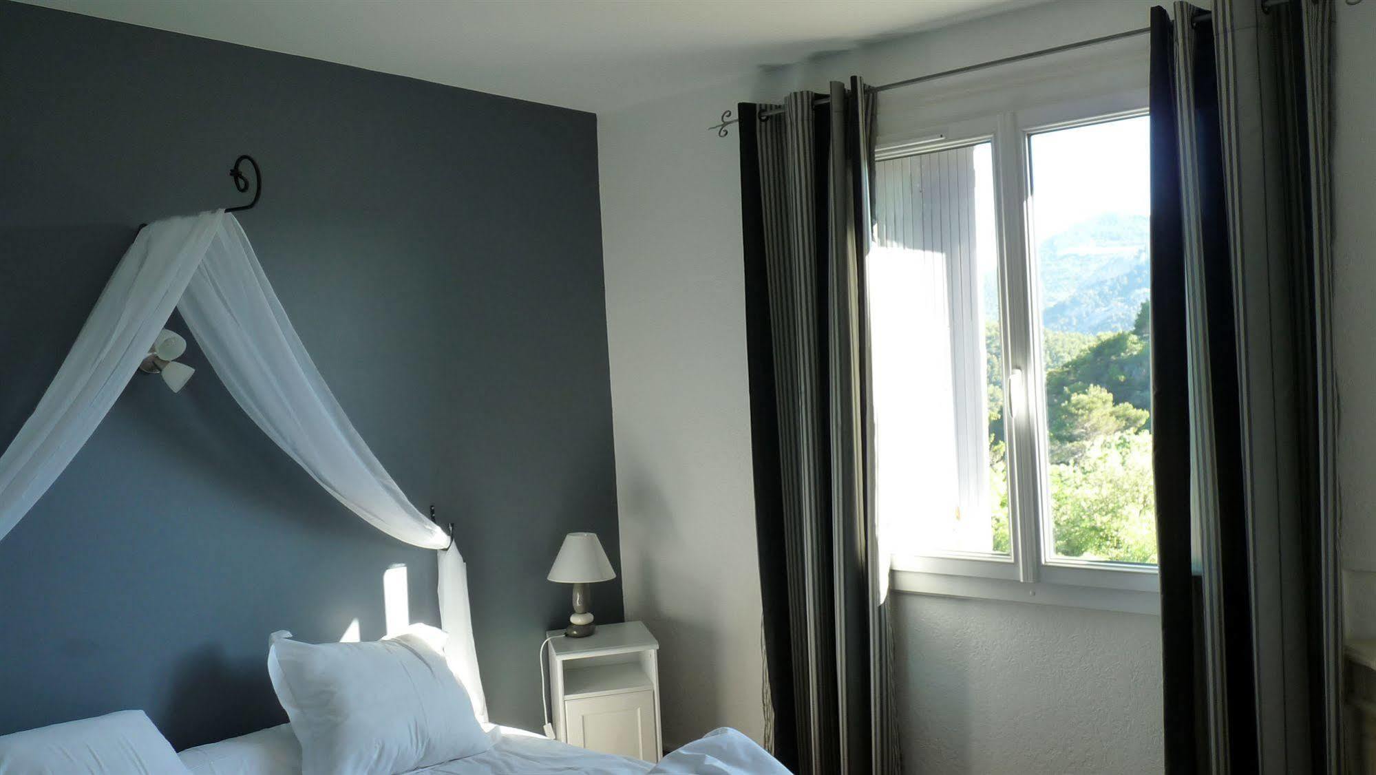 Logis Hotel Restaurant Le Plantevin Propiac ภายนอก รูปภาพ